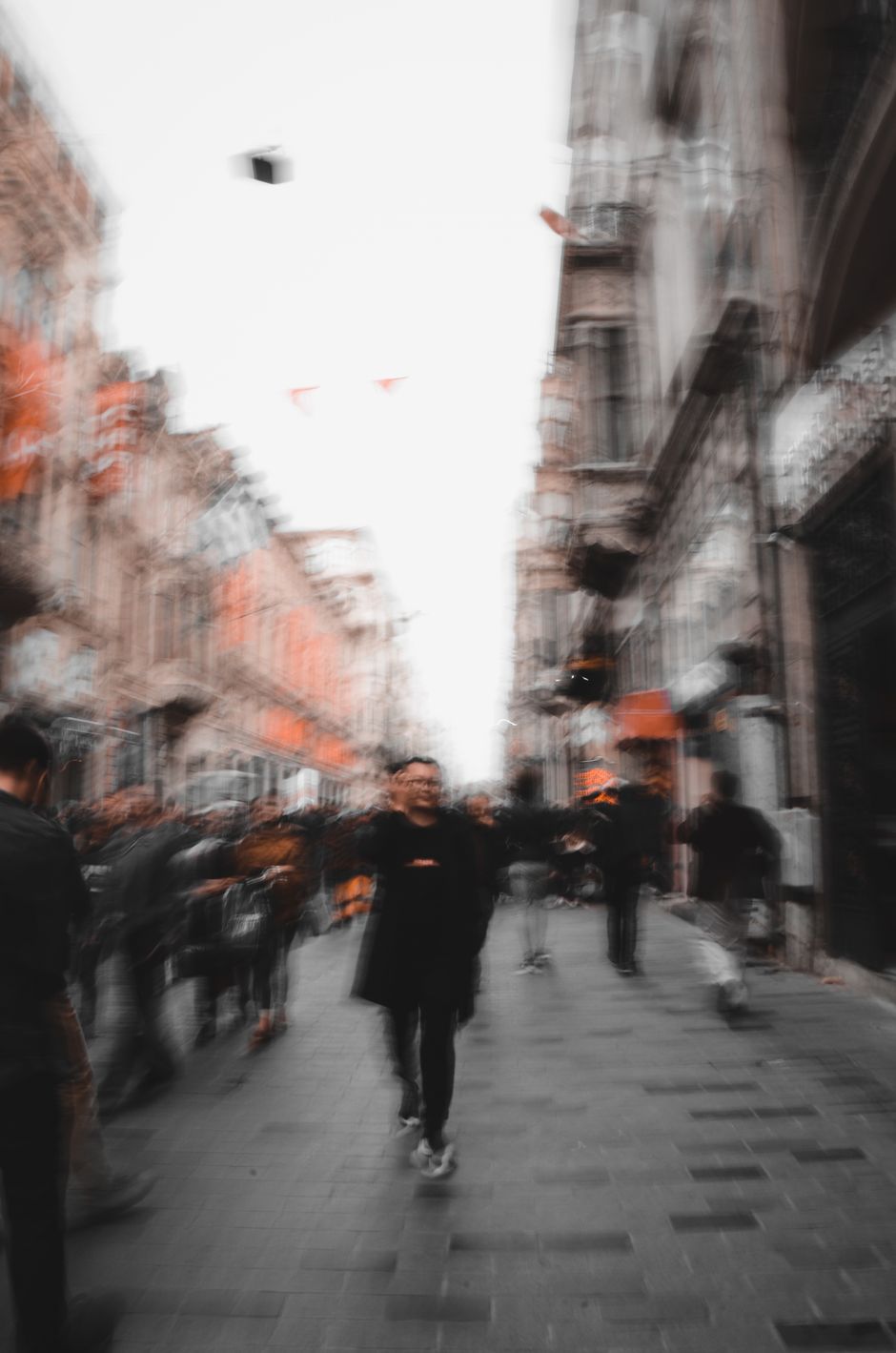 Người đi bộ trong dòng người hối hả