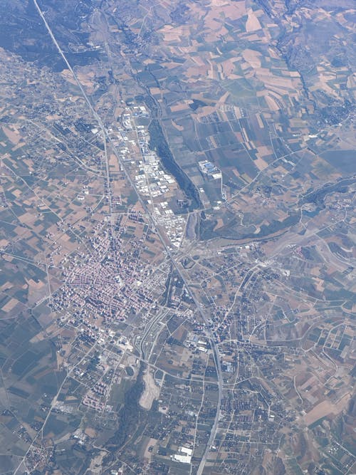 A view from an airplane shows a city and a river