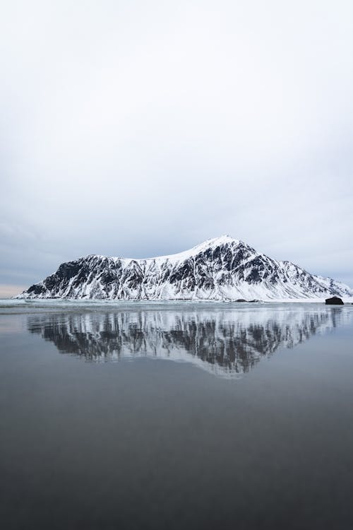 Free A mountain is reflected in the water Stock Photo