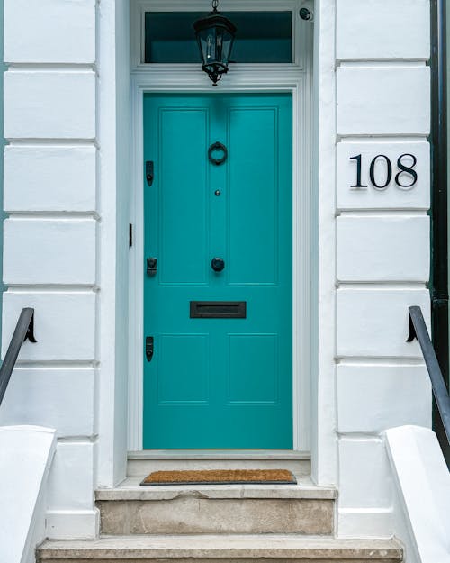 Free Green  door in London Stock Photo