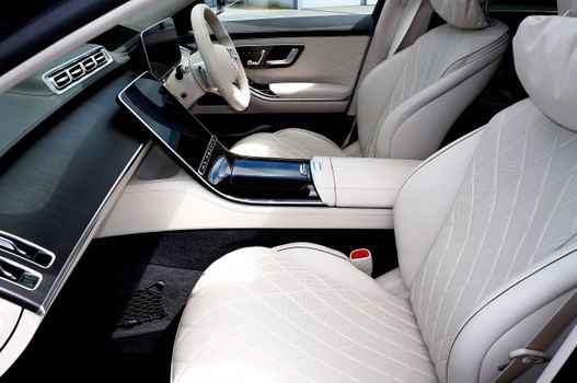 Explore the lavish interior of the Mercedes S450, featuring high-end finishes and modern technology.