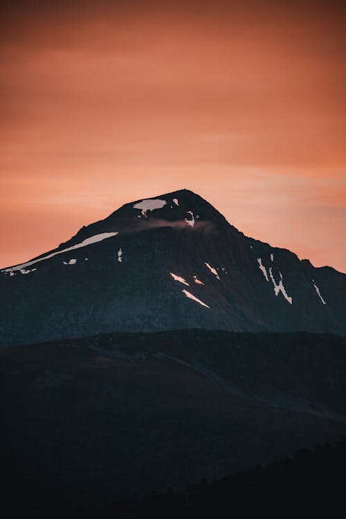 Silhouette Di Una Montagna