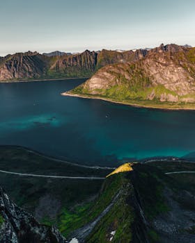 从空中俯瞰，崎岖的海岸线、清澈蔚蓝的海水和高耸的山脉令人惊叹