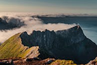 清晨的光线中，令人惊叹的锯齿状山峰耸立在云层之上