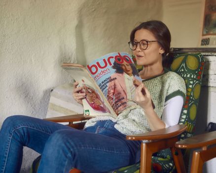 Creating a Cozy Retro Reading Nook on a Budget image