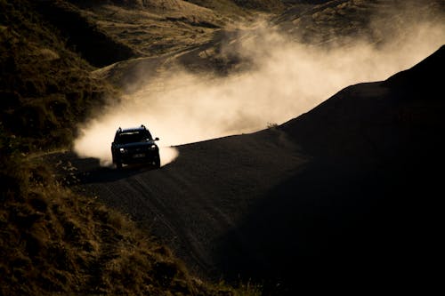 Photo De Voiture Sur Un Chemin De Terre