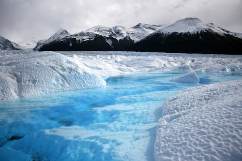 Río A Distancia De Montaña