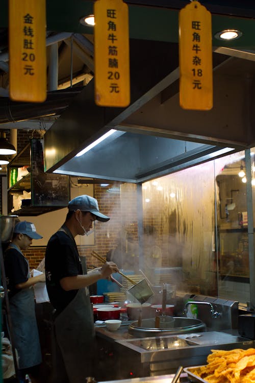 Homem Segurando Um Utensílio De Cozinha