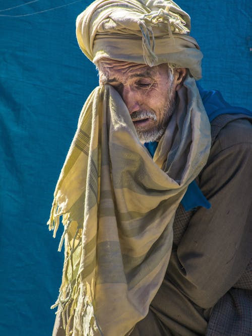 Foto d'estoc gratuïta de ancians, emocionant, fons blau