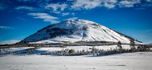 Free Snow-covered Mountain Under Cloudy Sky Stock Photo