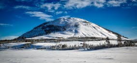 在黄石国家公园蔚蓝的天空下，白雪皑皑的本生峰景色迷人