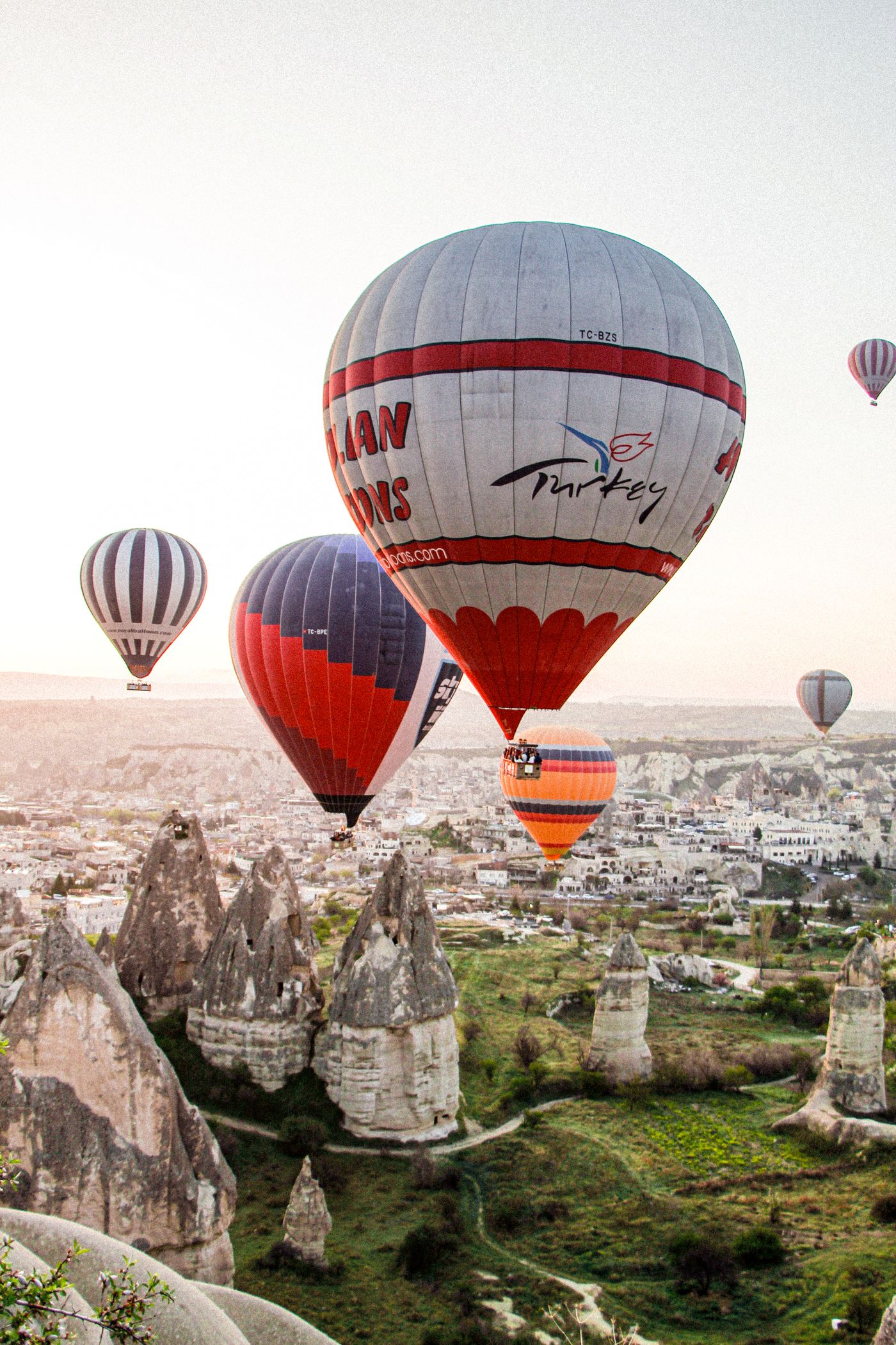 Balony nad skalnym krajobrazem Kapadocji w Turcji