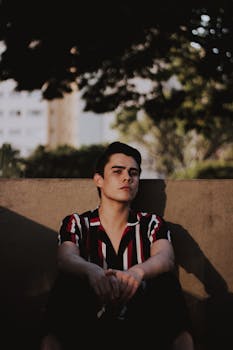 灯光柔和，阴影柔和，穿着时尚的年轻人坐在户外