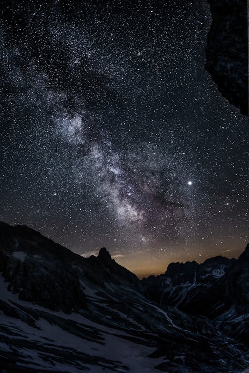 Ücretsiz Yıldızlı Gece Gökyüzünün Altında Dağ Fotoğrafı Stok Fotoğraflar
