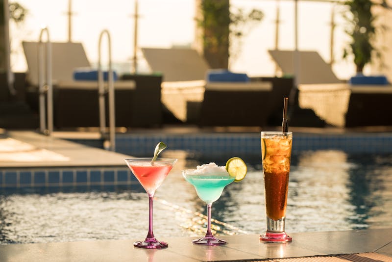 Cocktails colorés au bord de la piscine à Phnom Penh