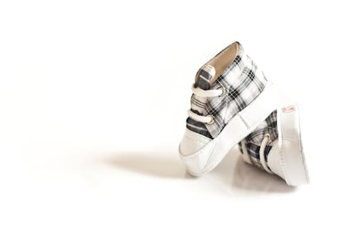 免费 一双蹒跚学步的白色和灰色的鞋子 素材图片