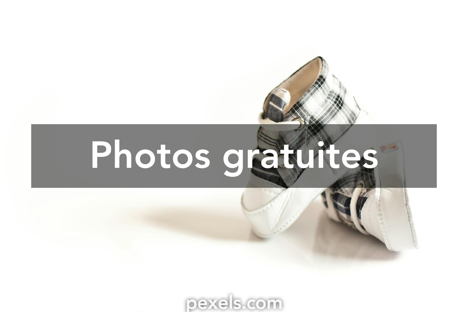540+ Dressing Bébé Garçons Photos, taleaux et images libre de
