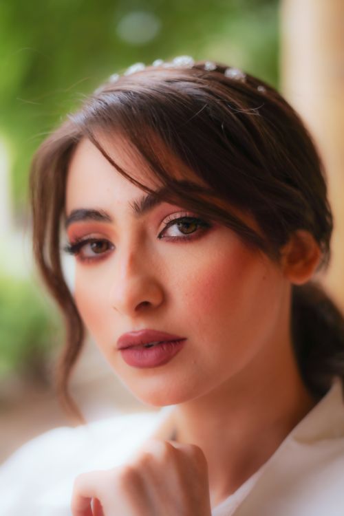 Free Close-up portrait of a young woman in Baghdad showcasing elegance and style. Stock Photo