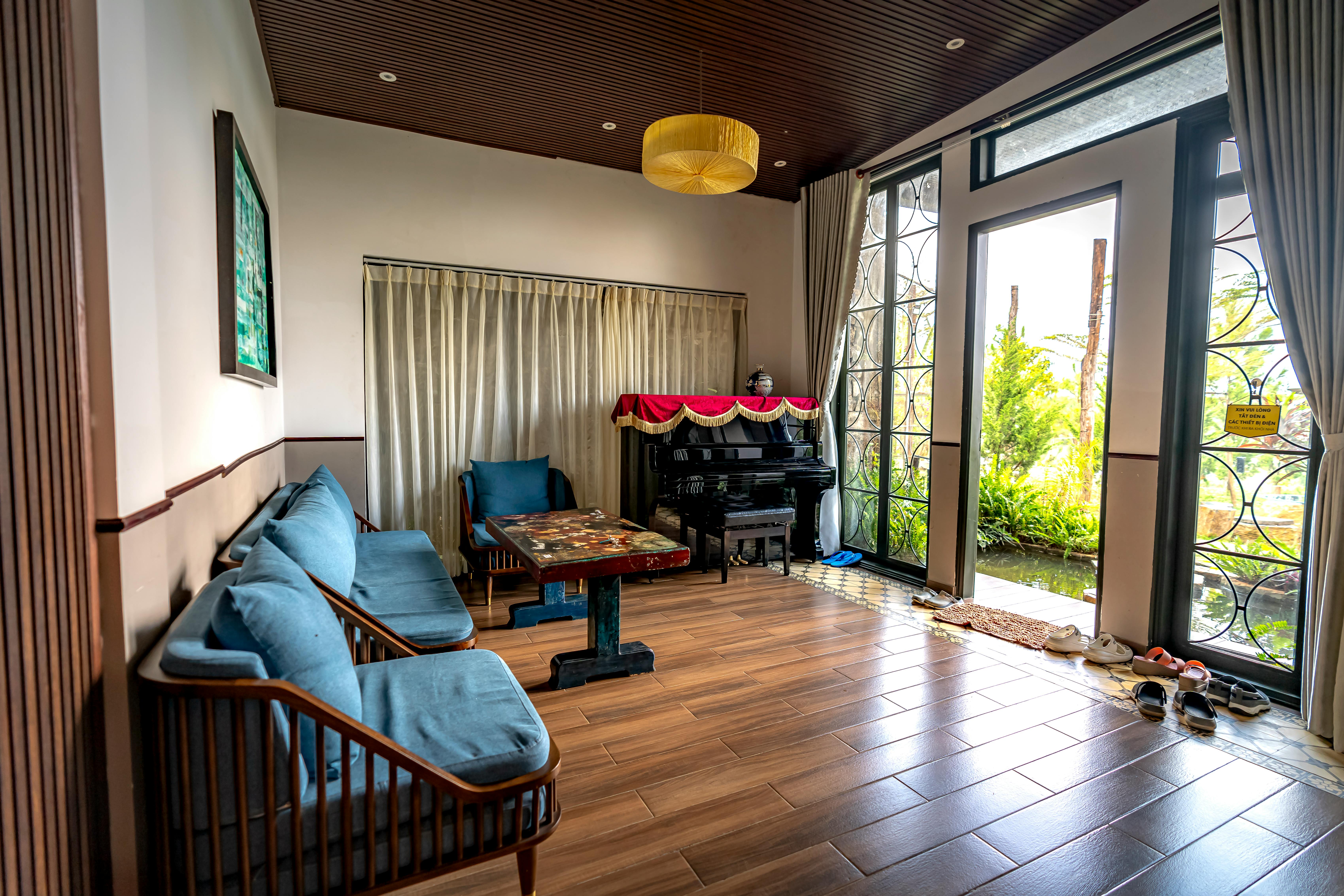 So sánh giá đàn piano cơ Yamaha và các thương hiệu khác