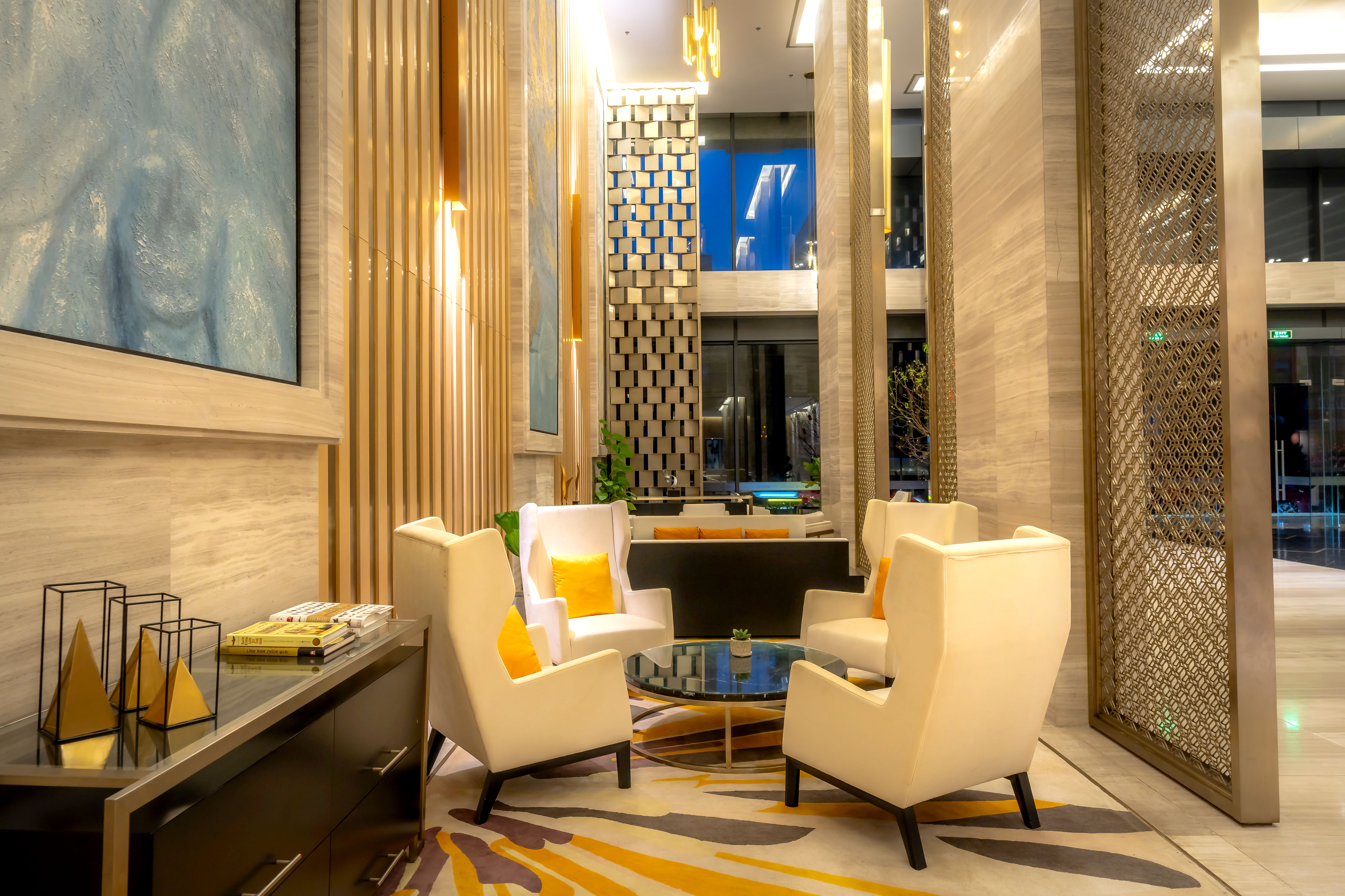 Lobby luxuoso de hotel com poltronas confortáveis e decoração sofisticada, ideal para executivos em viagens de luxo.