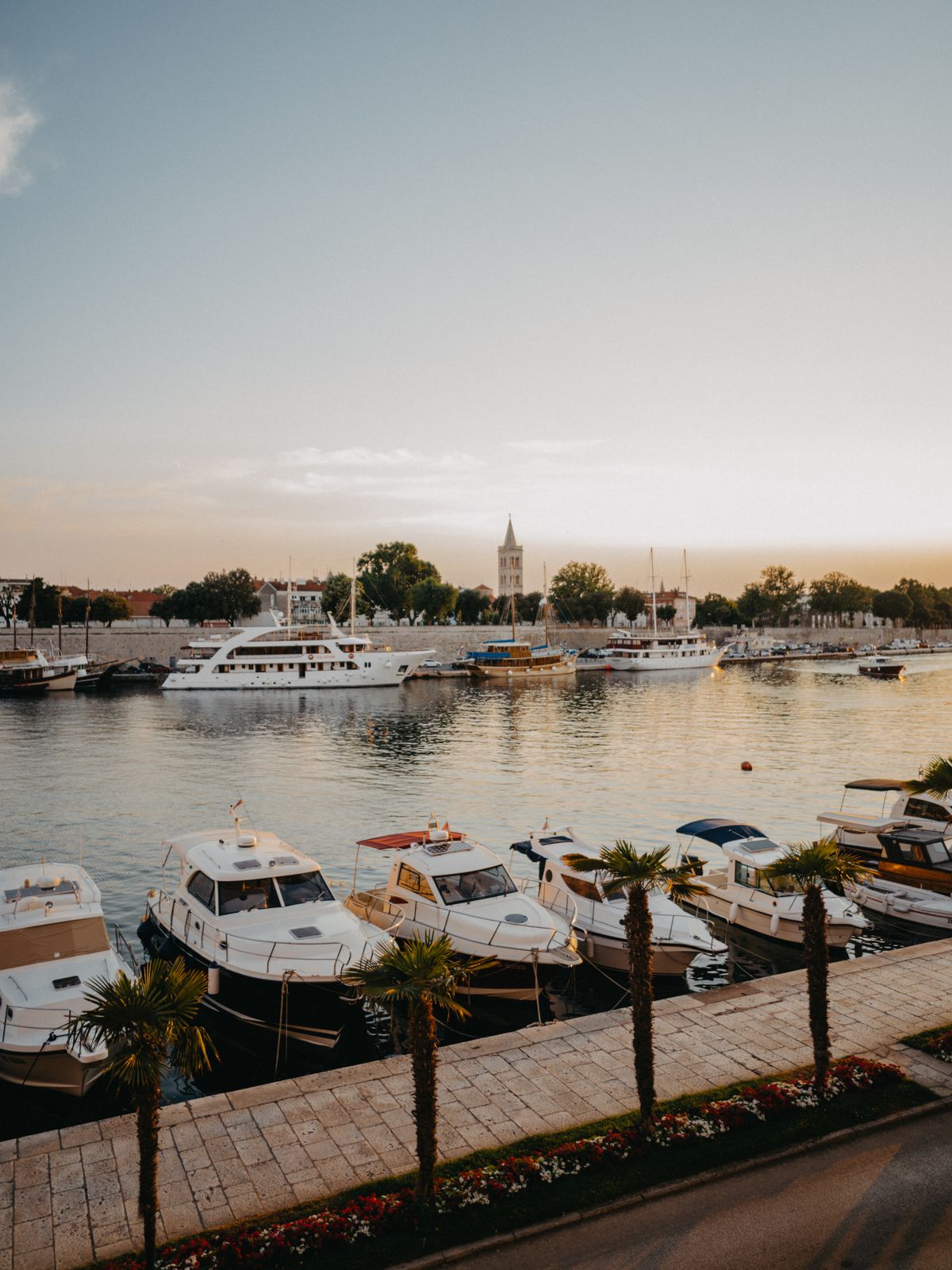 Zadar - bărci în marină la apus, atmosferă liniștită de sat pescăresc