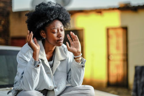 Foto profissional grátis de adulto, afro, agasalho