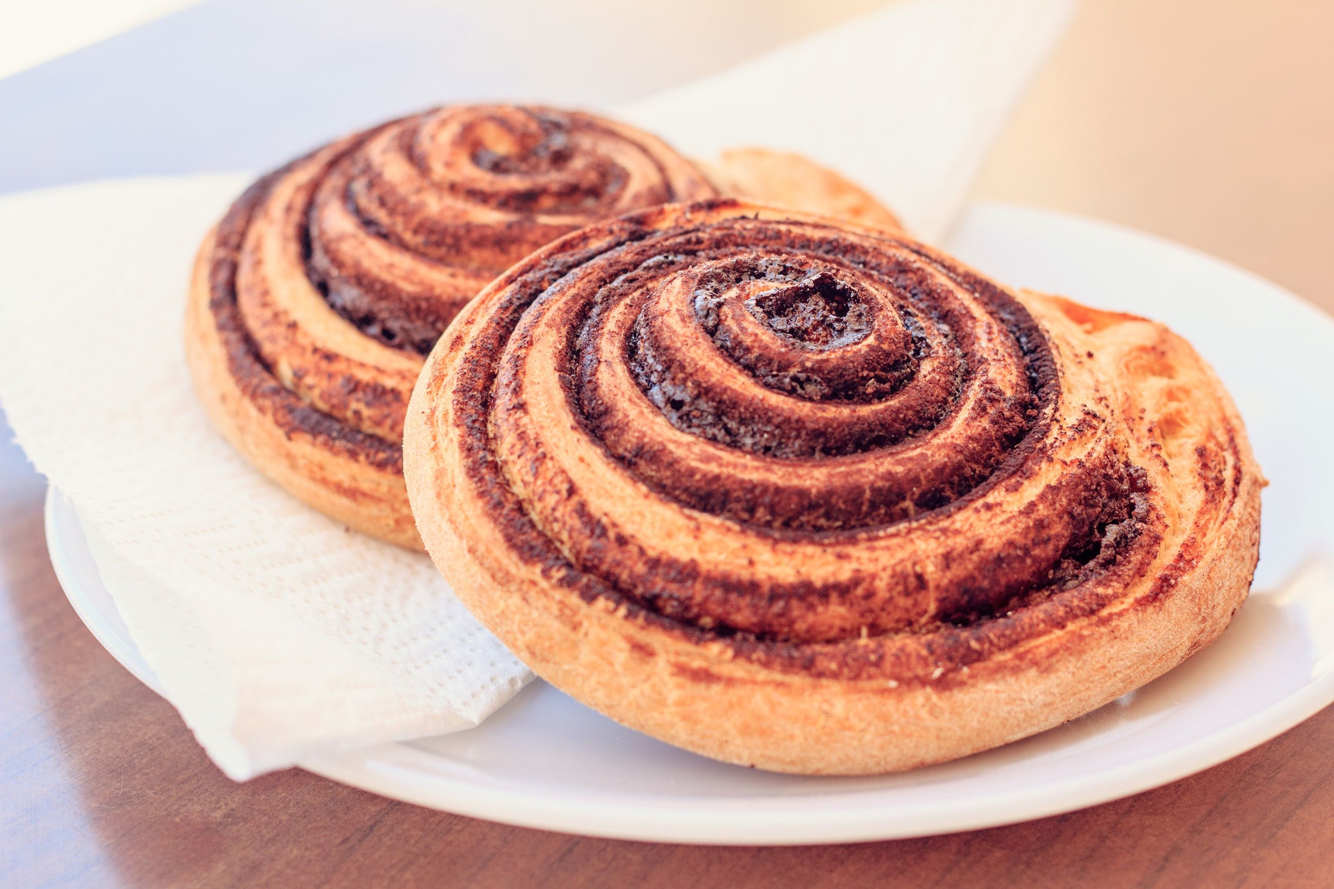Cinnamon buns dusted with sugar