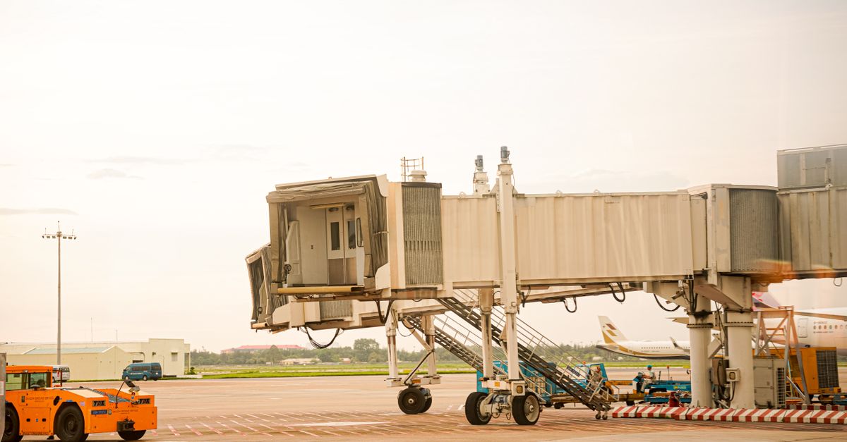 Jet Bridge Tri Jet Bridge at Airport · Free Stock Photo