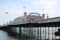 以令人惊叹的海滨为背景，探索英国标志性的布莱顿宫码头