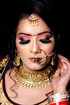 一位佩戴传统珠宝、妆容精致的女性特写肖像，尽显优雅与风格