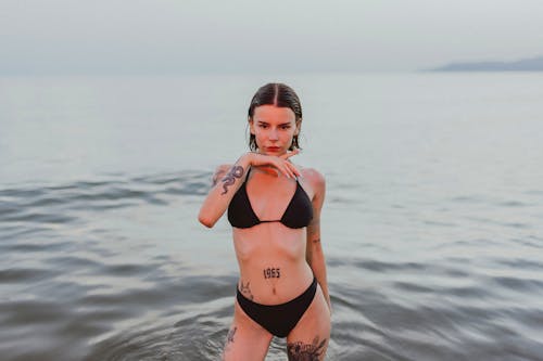 Ingyenes stockfotó álló kép, bikini, homok témában