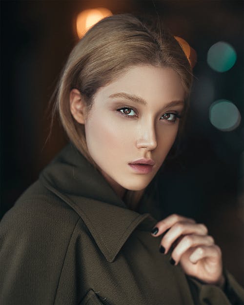 무료 회색 코트를 입고 여자 스톡 사진