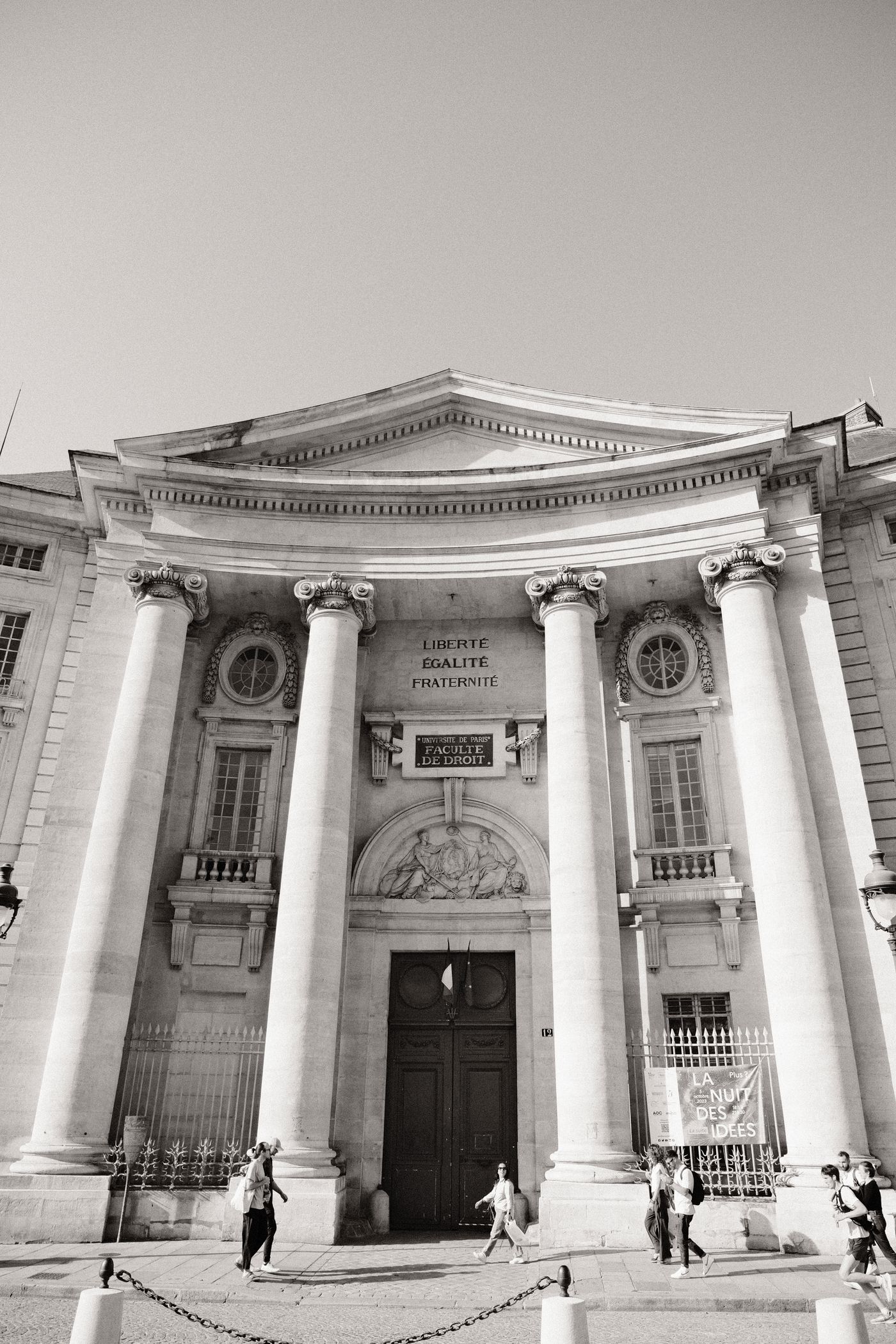 Façade à colonnes d'un bâtiment universitaire parisien, vue en contre-plongée