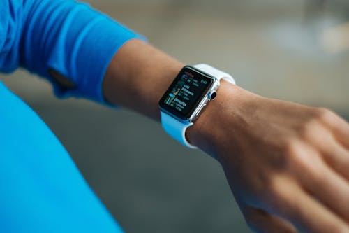 Free 흰색 실리콘 스트랩 블랙 스마트 시계를 착용하는 사람 Stock Photo