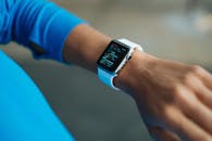 智能手表佩戴在成年人手腕上，展示其数字显示