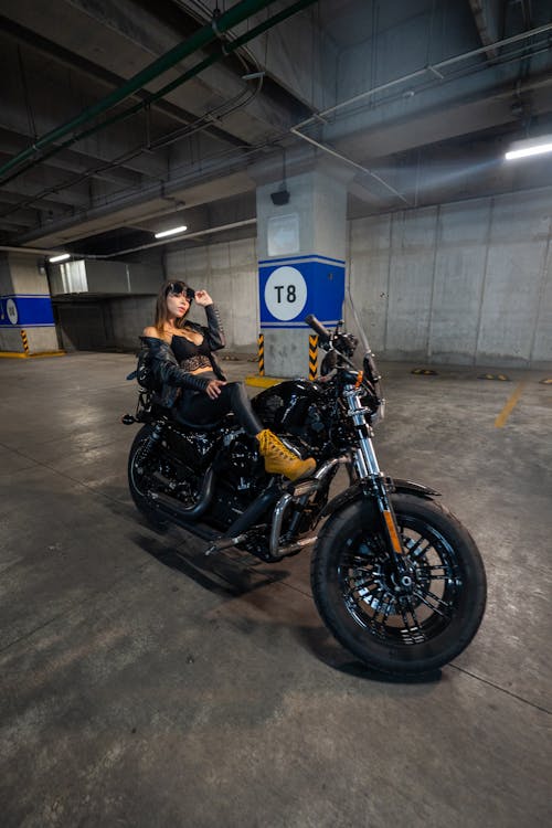 deri pantalon, Harley Davidson, havacı güneş gözlüğü içeren Ücretsiz stok fotoğraf