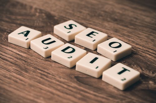 SEO Audit Witte Blokken Op Bruin Houten Oppervlak