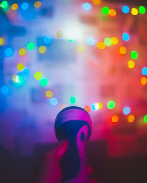 Fotobanka s bezplatnými fotkami na tému baterka, bokeh, človek