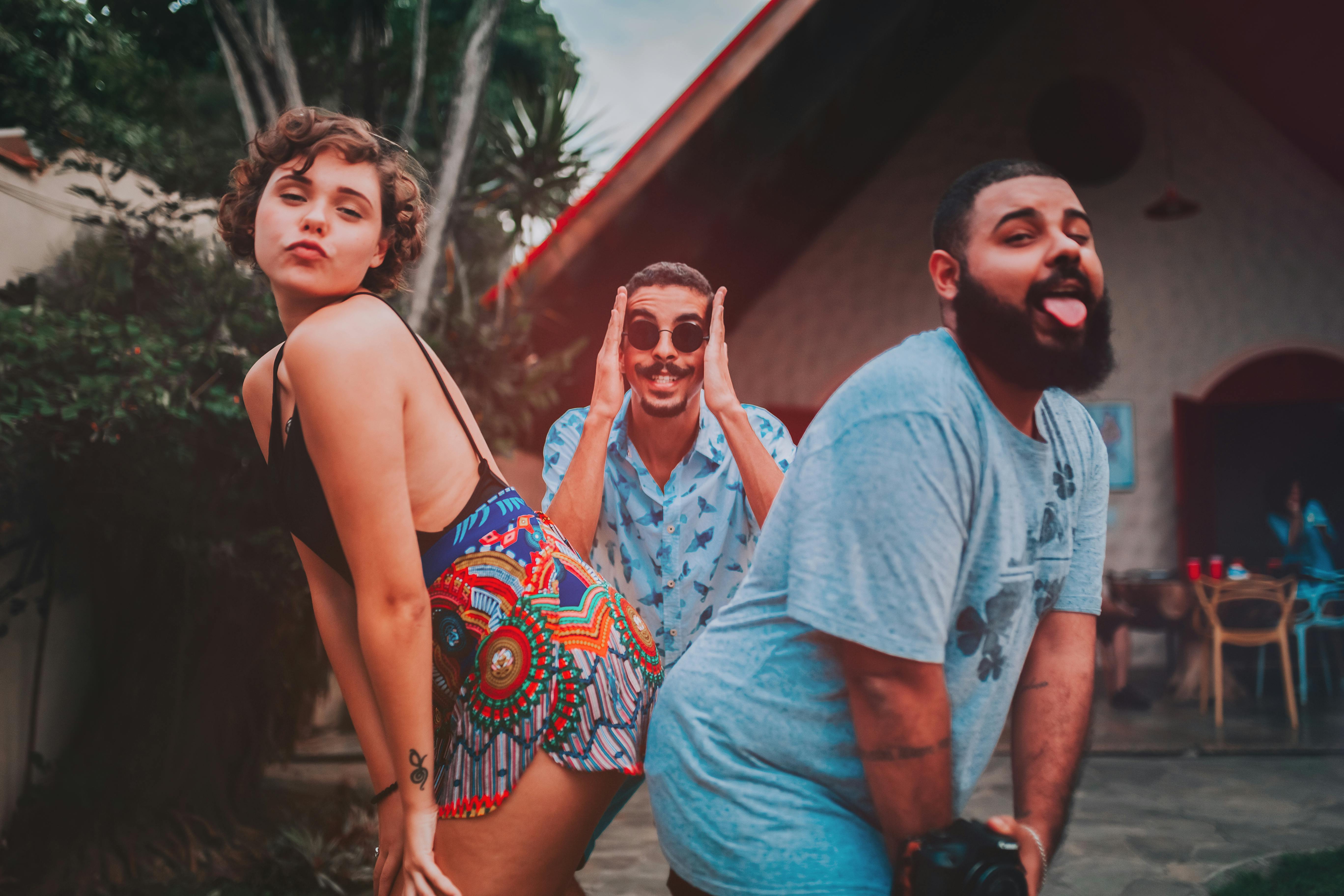 在圣保罗户外，快乐的朋友们开玩笑地摆着姿势