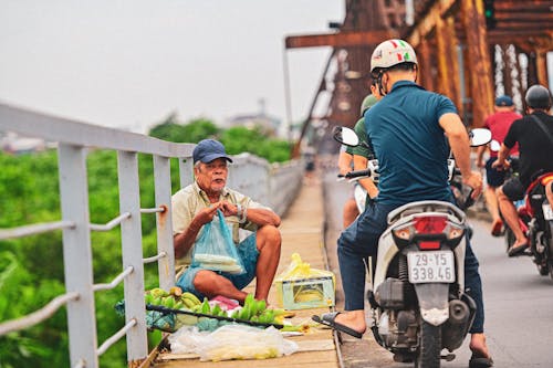 Fotobanka s bezplatnými fotkami na tému banán, kúpiť ovocie, motocykel