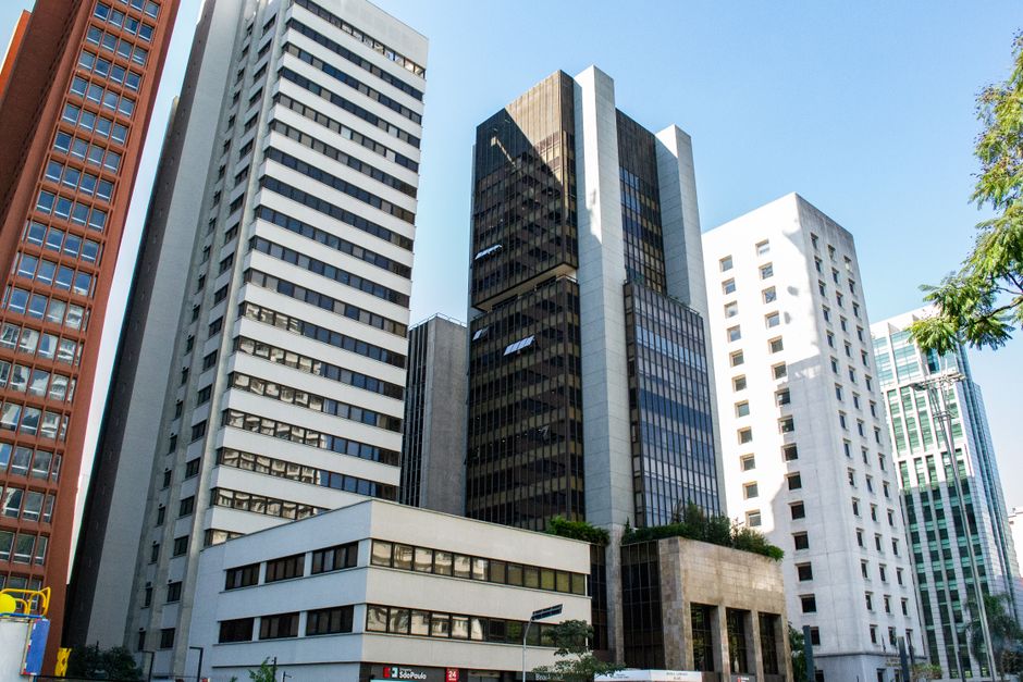 Una diversa gama de rascacielos en un bullicioso distrito del centro de São Paulo.