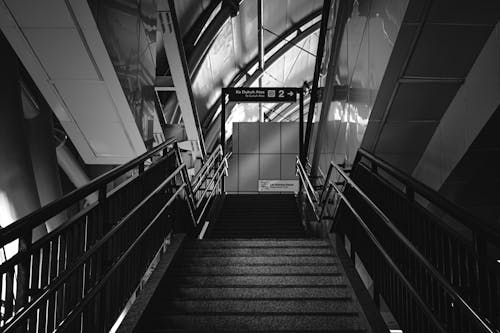Foto profissional grátis de degraus, escada, estação de trem