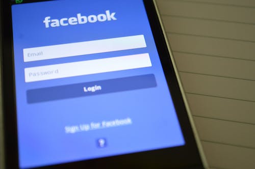 Smartphone Che Mostra L'applicazione Facebook