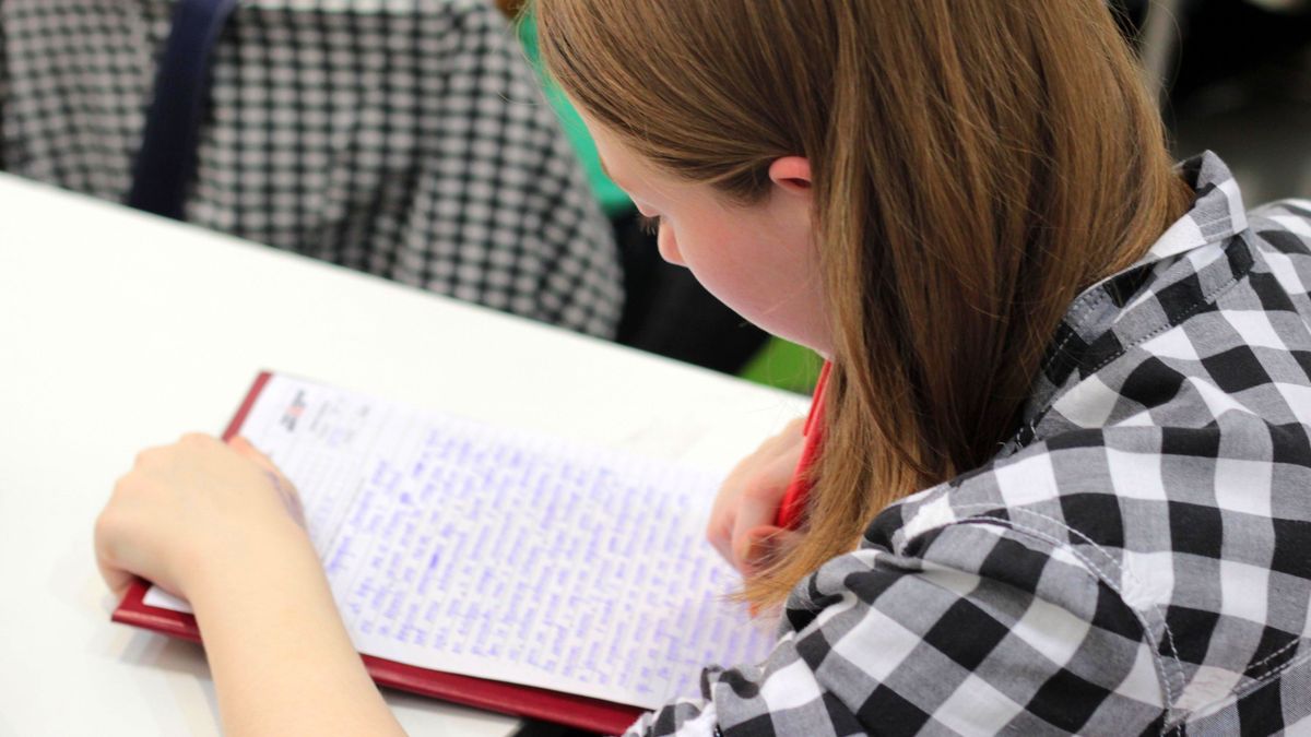 Estudiante tomando apuntes en un cuaderno