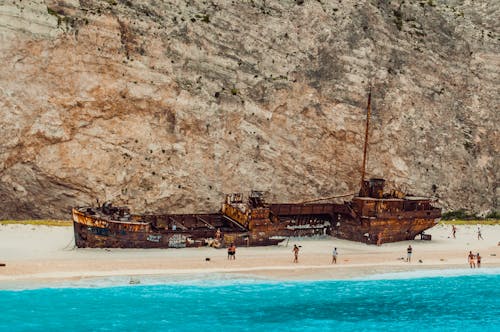 老式船在海边的照片