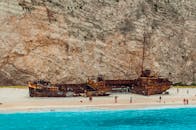 一艘沉船停在纳瓦焦海滩上，周围是悬崖和大海