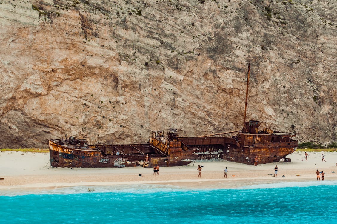 Foto Kapal Antik Di Pantai