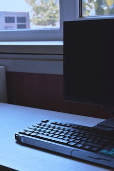 工作空间采用极简主义设计，配有时尚的键盘和靠窗的显示器