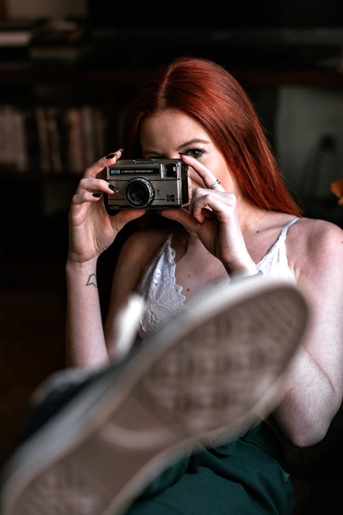 Фотография женщины, держащей старую камеру