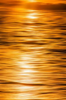 宁静的海景中，金色的灯光映照着平静的日落